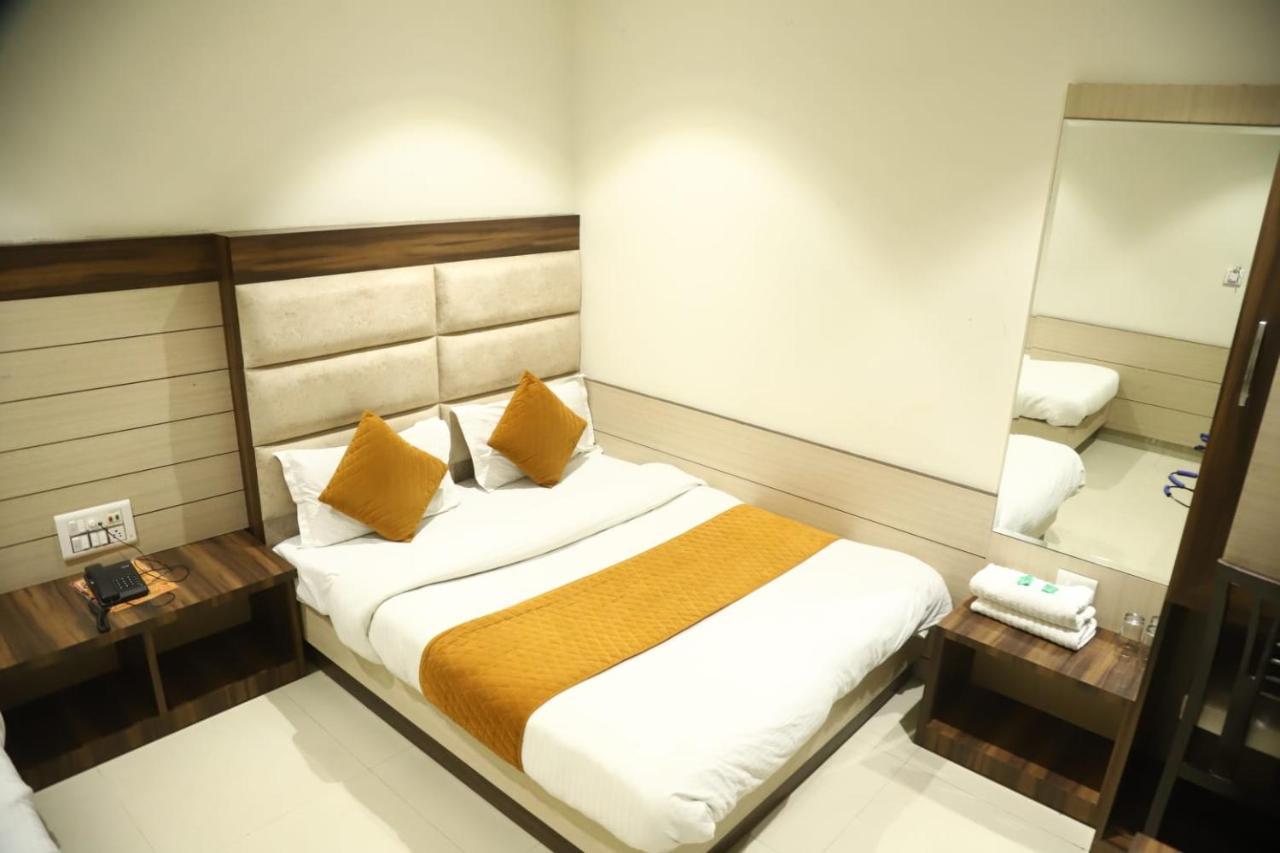 Hotel Malhotra Inn 50 Meter From Golden Temple أمريتسار المظهر الخارجي الصورة